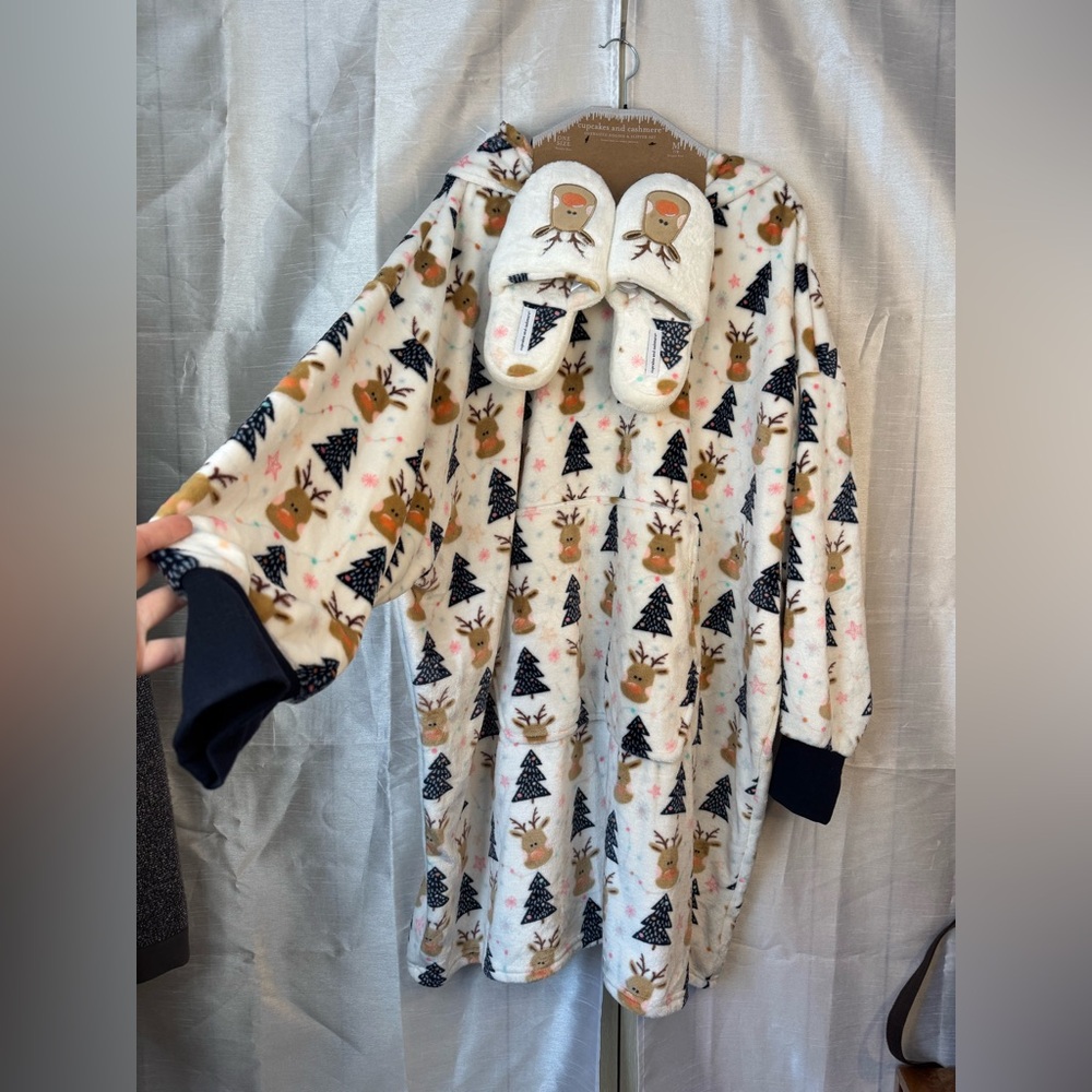 Cupcakes & Cashmere Festive Hoodie & Slipper Set - Picture 2 of 13